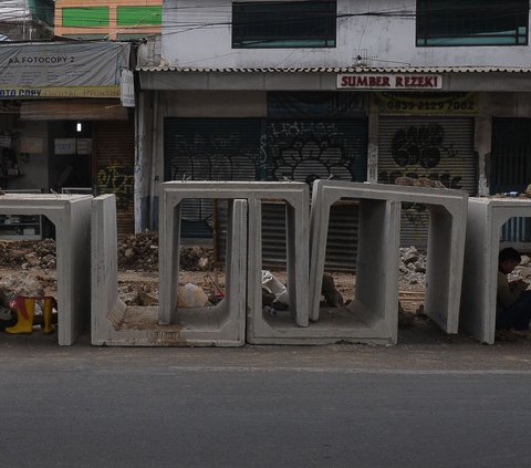 Seperti sistem drainase yang ada di Jalan Balap Sepeda di kawasan Rawamangun, Jakarta Timur yang saat ini sedang diperbaiki oleh pekerja proyek.