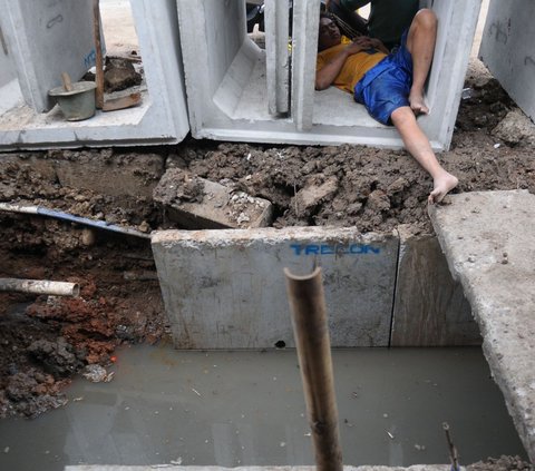 Kemudian dilanjutkan dengan penanaman beton selokan baru yang ukurannya lebih besar.<br><br>Dengan memperlebar ukuran saluran diharapkan dapat mengendalikan volume air yang berlebih dengan cepat saat musim hujan.