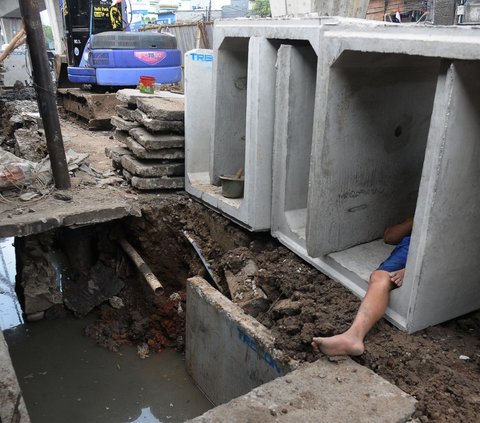 Saat ini pengerjaan sistem drainase tersebut sedang dipercepat proses penyelesaiannya guna mengantisipasi ancaman banjir yang dapat melanda kawasan tersebut di saat musim hujan.