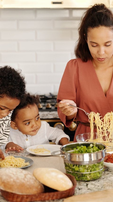 Saat si kecil mulai menjalani MPASI, pastikan Anda menggunakan peralatan MPASI yang berkualitas untuk membantu proses makan mereka. Dengan peralatan yang baik, Anda tidak perlu khawatir tentang tumpahan makanan saat si kecil belajar makan sendiri.