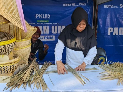Program Pendampingan PNM Membuat Nasabah Garut Berdaya Lewat Anyaman Bambu
