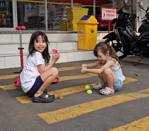 Potret Duo 'Bule Ciganjur' Anak Yasmine Wildblood Main di Halaman Mini Market, Netizen 'Rafathar Lihat Ada Cewek Cantik'