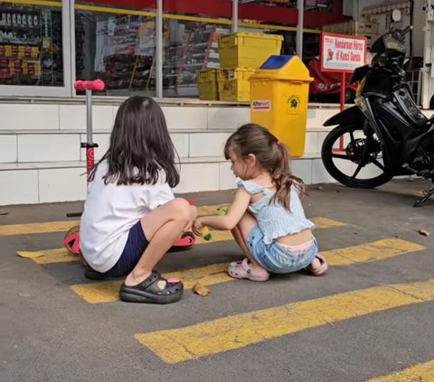 Potret Duo 'Bule Ciganjur' Anak Yasmine Wildblood Main di Halaman Mini Market, Netizen 'Rafathar Lihat Ada Cewek Cantik'