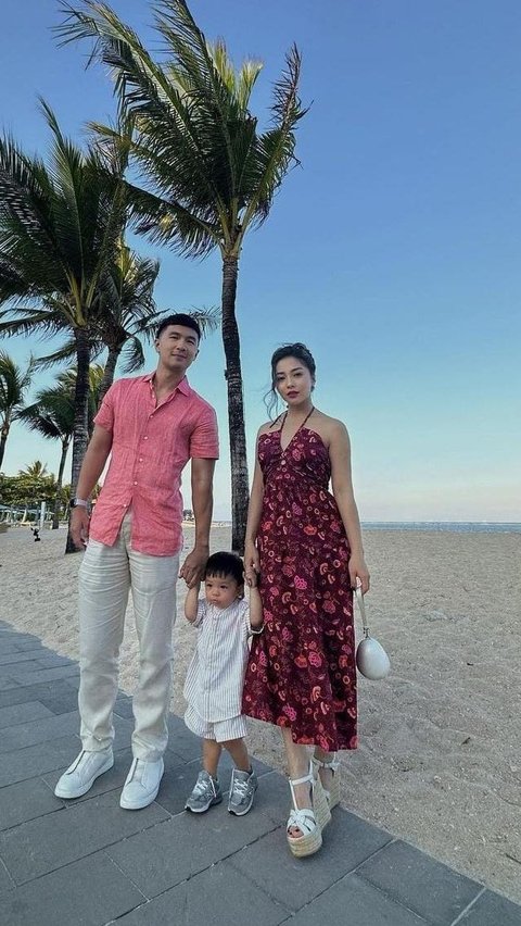 Cantik Banget! Potret Nikita Willy Tampil Stunning Pakai Dress Merah Hadiri Acara Pernikahan di Bali