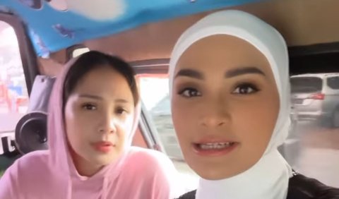 Potret Nagita Slavina dan Putri Zulhas saat berada di dalam angkot. Tampak angkot tersebut cukup unik dengan bagian atasnya bergambar Doraemon.