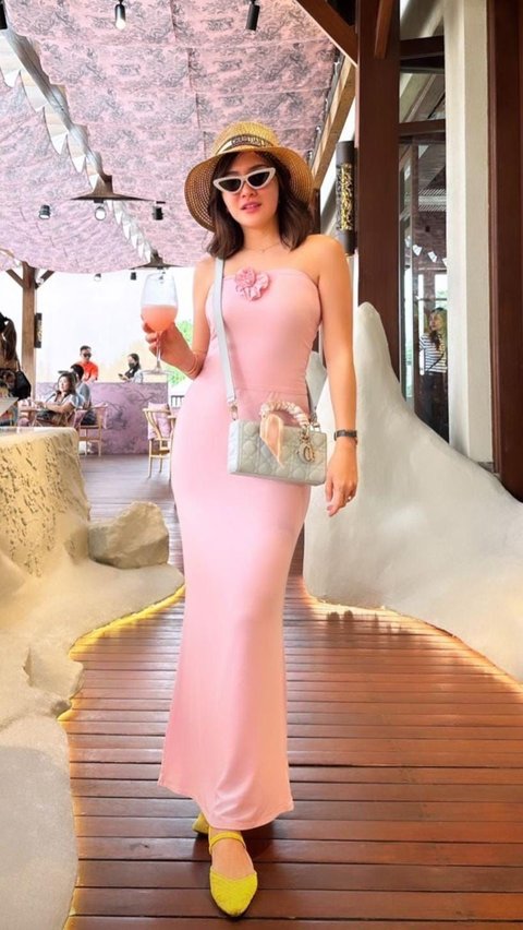 Pesona 'Hot Mom' Shandy Aulia Tampil Dalam Balutan Dress Pink yang Menawan, Disebut Kayak Barbie