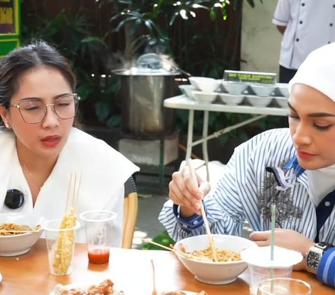 Pesona Duo Cantik Nagita Slavina Bareng Anak Menteri Jajan Mi Ayam Sampai Kue Cubit, Tetap Berkelas!