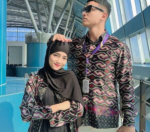 Minggu (10/9), Fuji mengunggah momennya bersama sang kakak, Fadly. Dalam potret ini, mereka tampak memakai seragam umrah untuk bertolak ke Tanah Suci. Fuji yang akrab disapa Uti ini juga tampil beda dengan hijab.