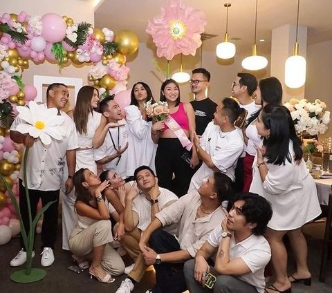 Diperlakukan Bak Teman dan Diberi Kejutan Mewah Oleh Istri Ardi Bakrie, Ini Deretan Potret Baby Shower Tere Asisten Nia Ramadhani