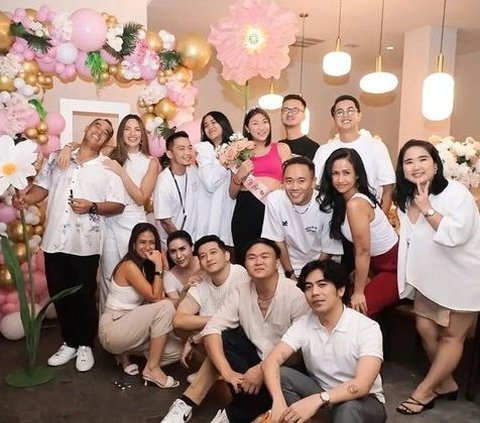 Diperlakukan Bak Teman dan Diberi Kejutan Mewah Oleh Istri Ardi Bakrie, Ini Deretan Potret Baby Shower Tere Asisten Nia Ramadhani