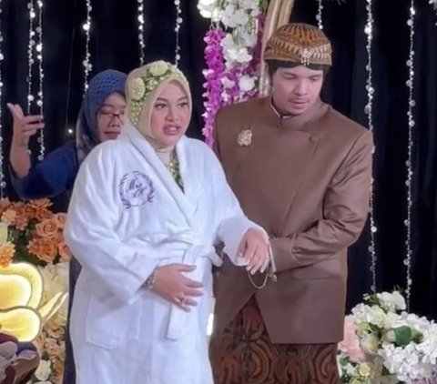 Gelar Acara 7 Bulanan Aurel Hermansyah, Atta Halilintar Jatuh Terjungkal Saat Gandeng sang Istri