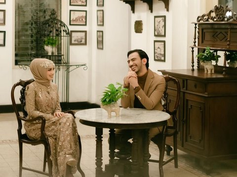 7 Portraits of Reza D'academy and Amira's Aladdin-themed Bridal Room, a Combination of Burgundy and Nude