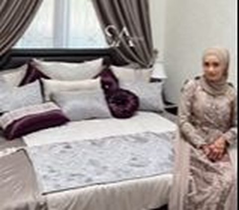 7 Portraits of Reza D'academy and Amira's Aladdin-themed Bridal Room, a Combination of Burgundy and Nude