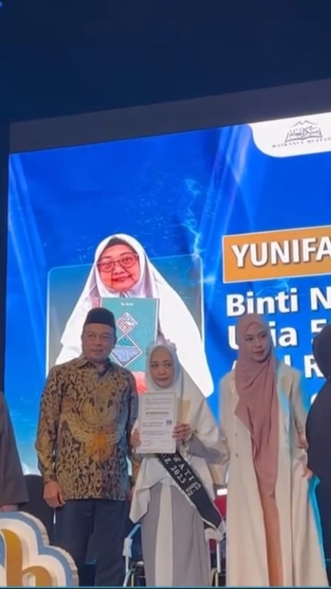 Momen bahagia ini terlihat sangat membekas di hati Yuni. Wajahnya terlihat sangat berseri setelah mendapat ijazah hafalan 15 juz yang ia lakukan.