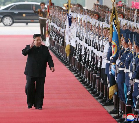 Pemimpin Korea Utara, Kim Jong-un dilaporkan melakukan kunjungan ke Vladivostok, Rusia, untuk bertemu dengan Presiden Vladimir Putin.<br>