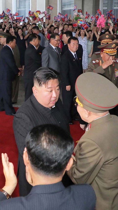 Sebagai tanda perpisahan yang hangat, KCNA melaporkan, Kim Jong-un mendoakan seluruh rakyatnya agar sejahtera dan sukses dalam pekerjaan mereka.