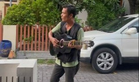 Pengamen tersebut bernyanyi dengan suara sangat merdu sambil diiringi alunan gitar yang dimainkan sendiri olehnya.