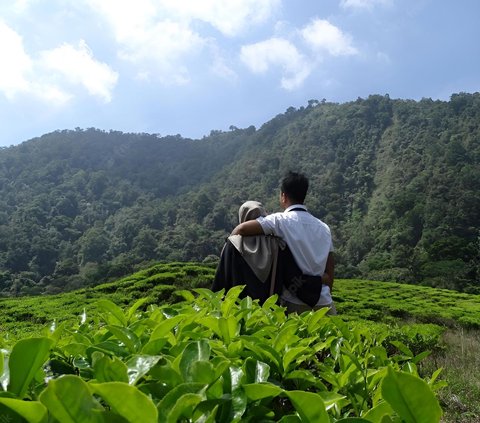 Photographed by Boyfriend in Tea Garden, the Result is Not as Expected, This Girl Gets Upset and Cries: 'He Said He's a Photographer'