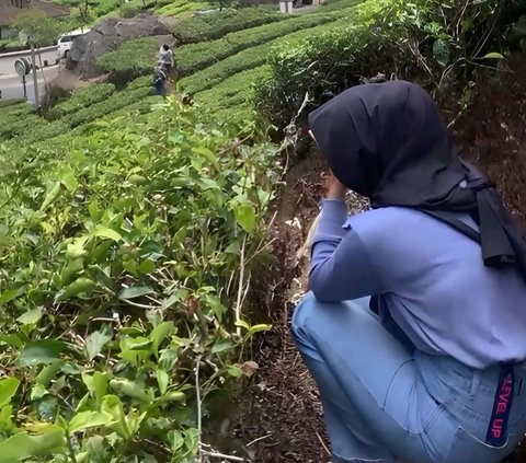 Photographed by Boyfriend in Tea Garden, the Result is Not as Expected, This Girl Gets Upset and Cries: 'He Said He's a Photographer'