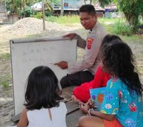 Kisah Iptu Yonias Purwanto, Polisi Merangkap Guru Demi Menuntaskan Buta Aksara di Pedalaman Papua