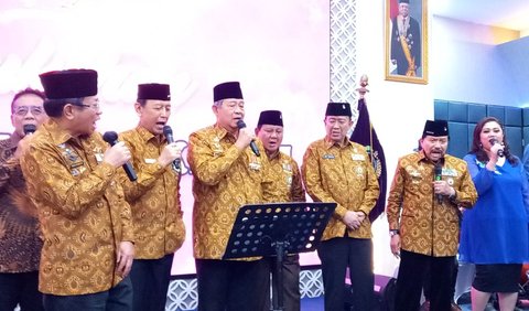 SBY, Prabowo, Wiranto, Agum Gumelar dan Hendropriyono duduk melingkar satu meja dalam syukuran Pepabri itu. Mereka terlihat seragam mengenakan peci hitam dan batik cokelat.<br>