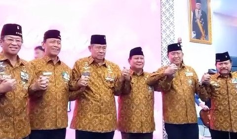 Usai bernyanyi, mereka berfoto bersama sambil bergandengan tangan. Mereka mendapat sorak sorai meriah dari para purnawirawan Jenderal yang hadir.<br>