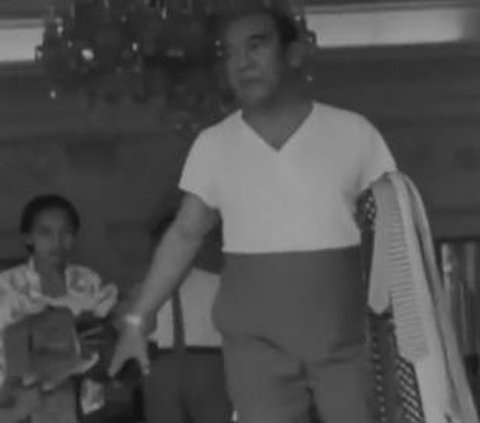 Rekaman Video Detik-Detik Soekarno Tinggalkan Istana Tahun 1967, Hanya Pakai Kaos Oblong lalu Bagi-Bagi Dasi ke Wartawan