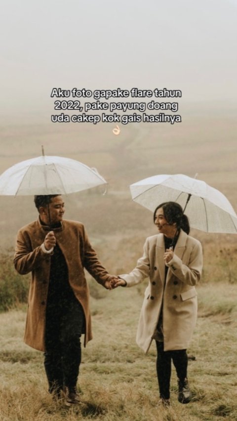 Pasangan ini juga tak memakai flare saat melakukan sesi pemotretan prewedding. Keduanya memilih memakai properti payung.