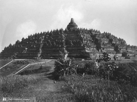 Potret Lawas Candi Borobudur Tahun 1912, Menjulang di Pinggir Sawah & Penuh Ilalang