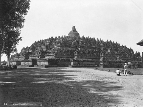 Potret Lawas Candi Borobudur Tahun 1912, Menjulang di Pinggir Sawah & Penuh Ilalang