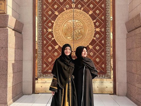 Make the Heart Cool! Peek at Fuji's Portrait Wearing Hijab and Black Gamis during Umrah