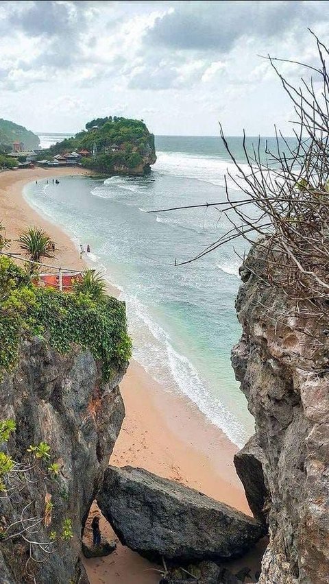 Pantai Indrayanti adalah satu dari deretan pantai di Gunung Kidul, Yogyakarta, yang menjadi unggulan di kawasan ini. Pantai Indrayanti terkenal akan pasir putihnya yang khas sebagaimana pantai-pantai lain di Gunung Kidul, serta pemandangan berupa bukit yang menjorok ke arah laut.