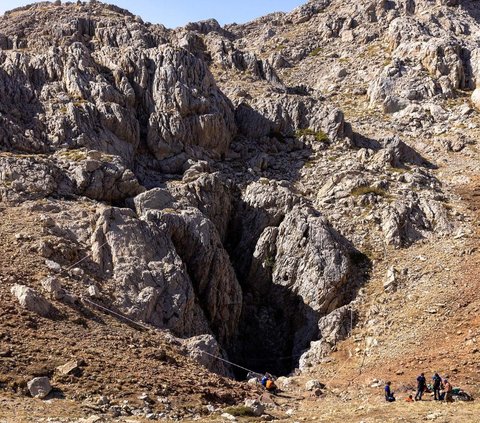 Penjelajah gua Amerika Serikat (AS), Mark Dickey terjebak di kedalaman lebih dari 1.000 meter di bawah tanah Turki. Dia dilaporkan jatuh sakit ketika melakukan penjelajahan internasional di Gua Morca, Pegunungan Taurus, Provinsi Mersin.