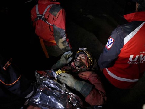 FOTO: Dramatisnya Penyelamatan Petualang AS yang Terjebak di Gua Sedalam 1.000 Meter