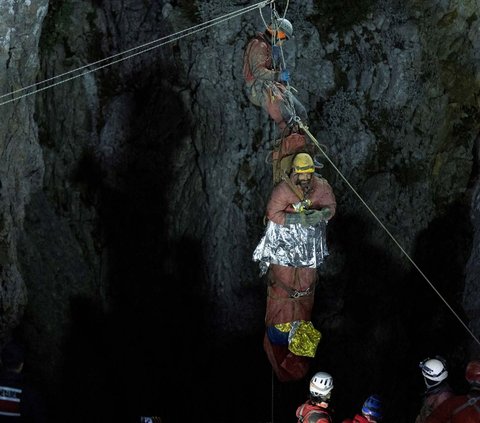 FOTO: Dramatisnya Penyelamatan Petualang AS yang Terjebak di Gua Sedalam 1.000 Meter