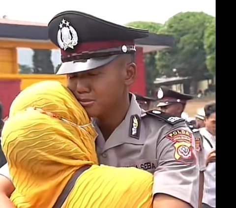 Orang tua menangis bangga dengan pencapaian sang anak. Polisi ini juga tampak menangis memeluk sang ibu. Momen ini menjadi hari bahagia untuk keduanya.