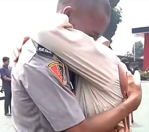 Para polisi ini telah berjuang mewujudkan impiannya menjadi polisi. Mereka melewati pendidikan sebagai siswa Seba. Momen ini pun menjadi kebanggaan orang tuanya.