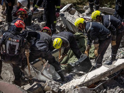 FOTO: Korban Tewas Gempa Maroko Nyaris Tembus 3.000 Jiwa, Tim SAR Terus Berpacu Melawan Waktu