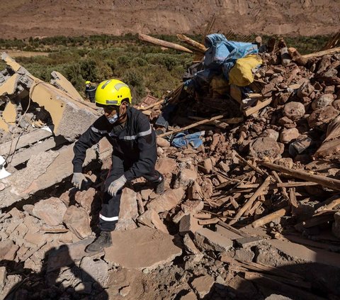FOTO: Korban Tewas Gempa Maroko Nyaris Tembus 3.000 Jiwa, Tim SAR Terus Berpacu Melawan Waktu