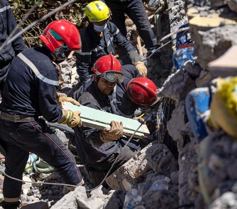 FOTO: Korban Tewas Gempa Maroko Nyaris Tembus 3.000 Jiwa, Tim SAR Terus Berpacu Melawan Waktu
