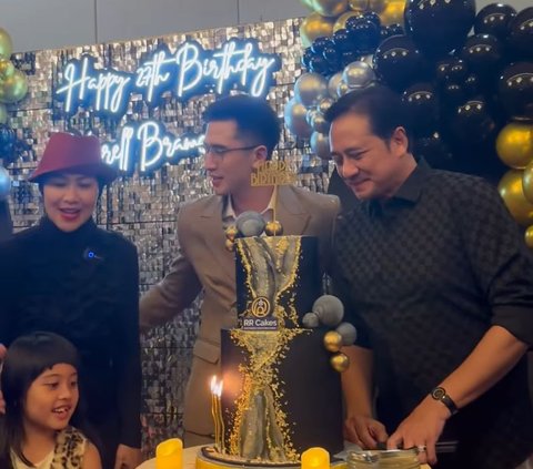 Potret Ultah Verrell Bramasta ke-27, Venna Melinda dan Ivan Fadilla Kompak Hadir Beri Kejutan untuk Sang Anak