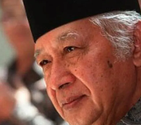 Meski sering diserang hoaks, Presiden Soeharto memilih berserah diri kepada Tuhan Yang Maha Esa. Ditambah dengan senyum dan canda tawa.