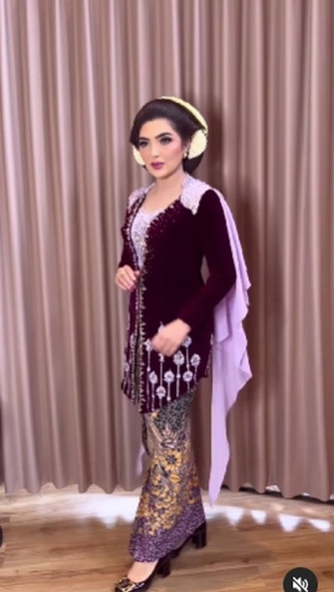 Ashanty mengenakan kebaya dengan banyak ornamen yang menghiasi bagian dada, bahu, dan bagian bawahnya.