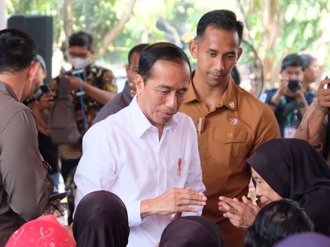 Presiden Serahkan Langsung Bantuan Pangan Bulog untuk Warga Cilegon