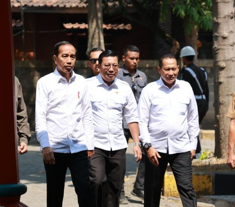 Presiden Serahkan Langsung Bantuan Pangan Bulog untuk Warga Cilegon