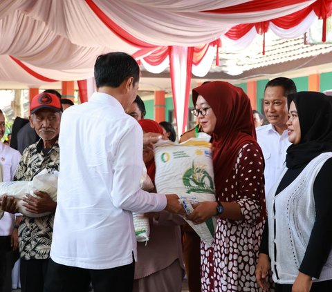 "Jadi setelah kemarin dibagi tiga bulan, sekarang tiga bulan lagi dibagi 10 kg, 10 kg, 10 kg," kata Jokowi.