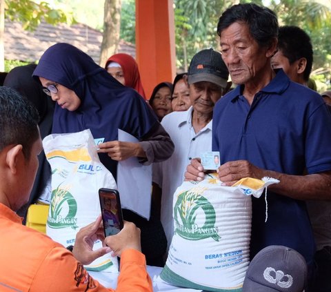 Presiden Serahkan Langsung Bantuan Pangan Bulog untuk Warga Cilegon