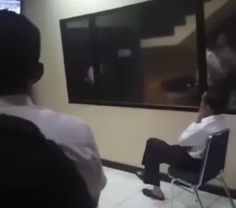 Jokowi Caught Watching Indonesian National Team at the Police Post, Netizens Focus on the Police Officer Behind: They Dare Not Sit