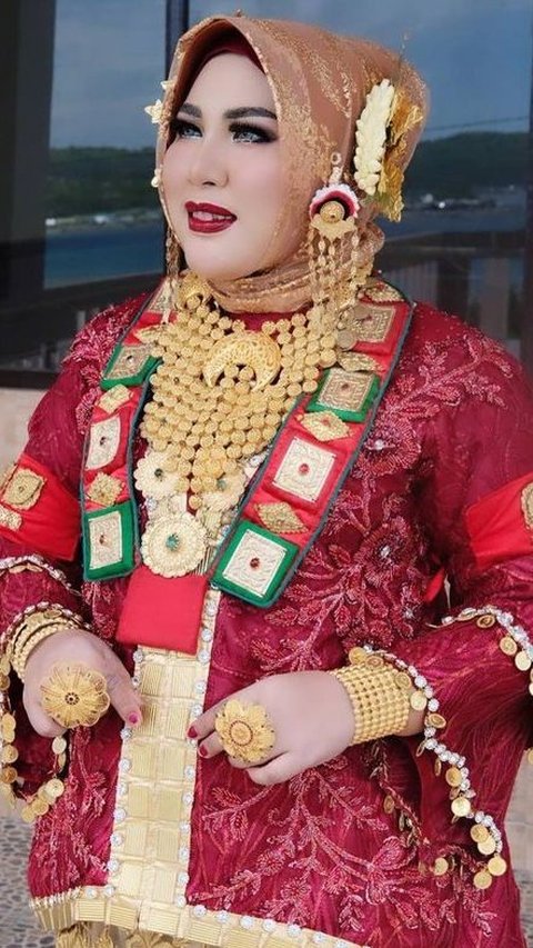 Mira dikenal sebagai "Ratu Emas" karena sering mengenakan perhiasan emas, bahkan tas dari emas.