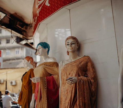 There are no buyers at Cipulir Market at all, more mannequins than visitors